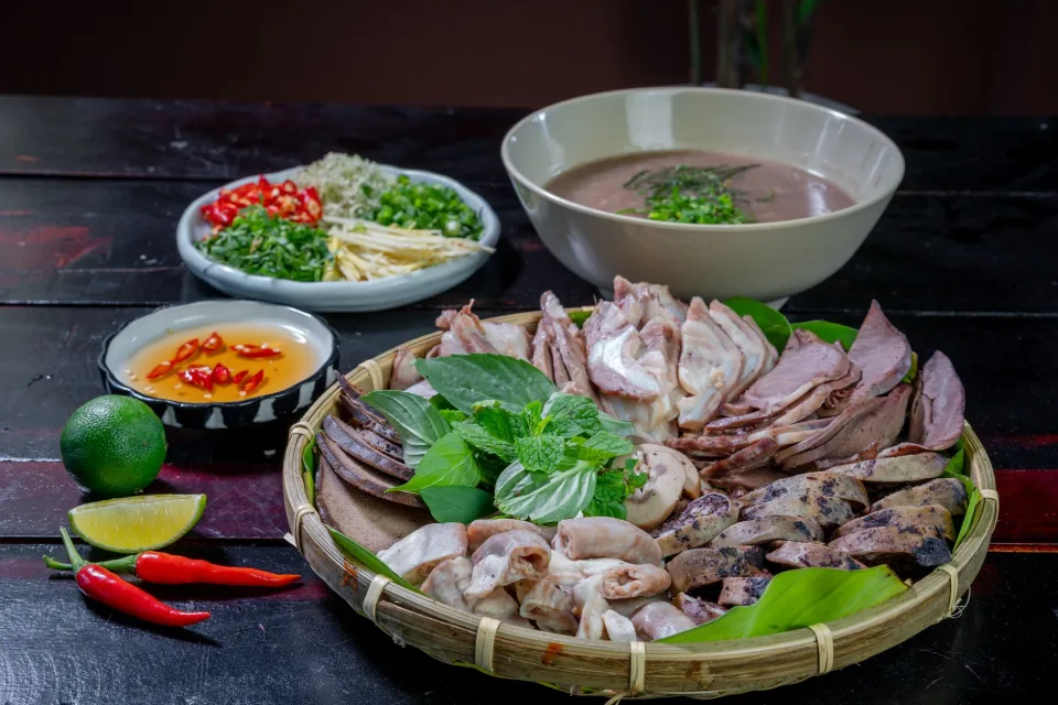 Bàn ăn tại Vườn Tràm New